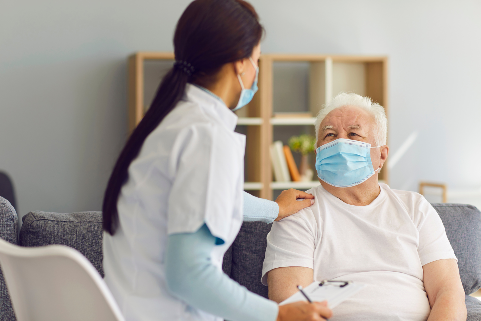 Clinician examining an elderly gentlemen. Grace Urgent Care offers care to locals in Fayetteville, Raeford, Hope Mills, and other towns in Cumberland and hoke county. 