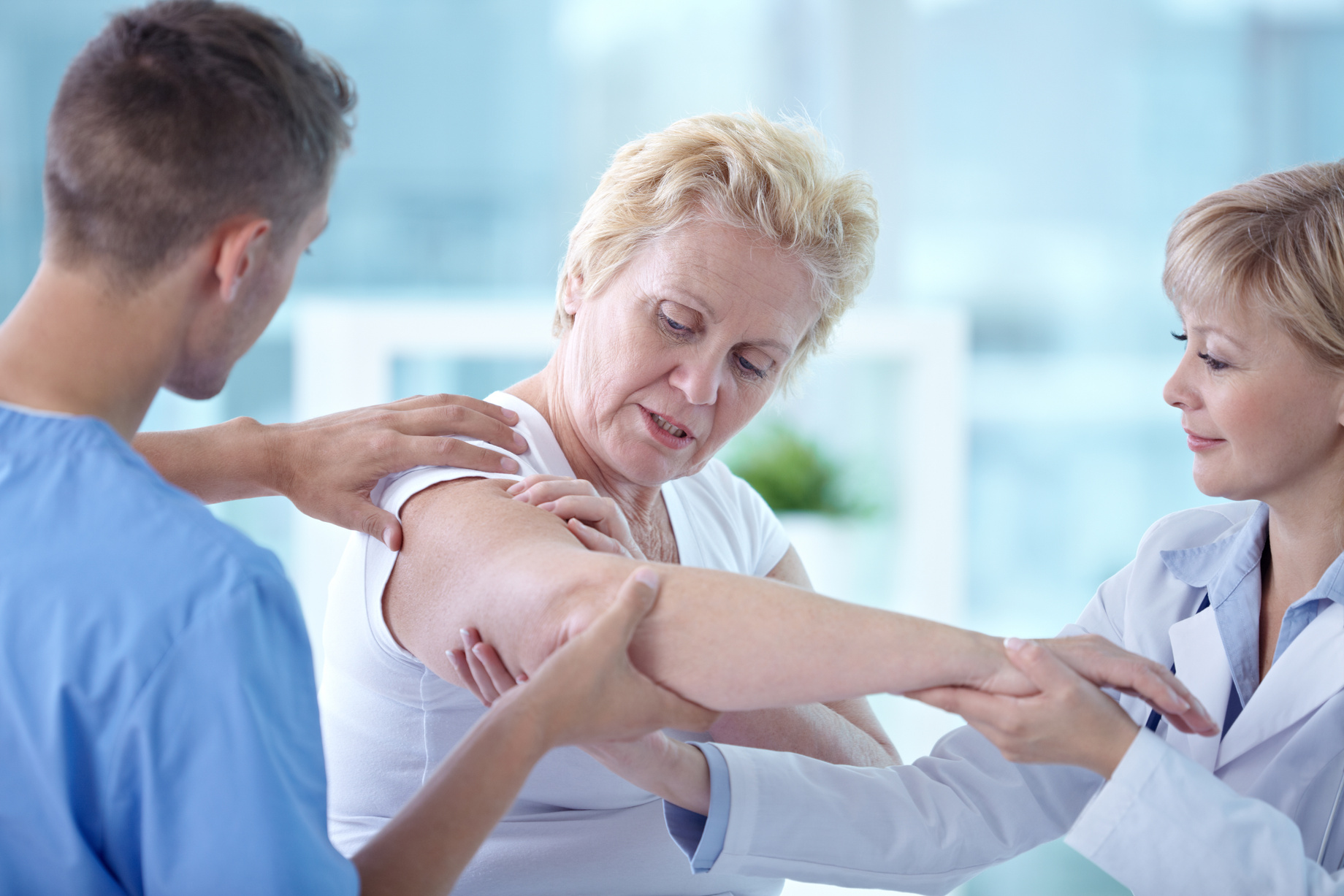 Clinician examining a patient's shoulder. This depicts the kind of care that clinicians at Grace Healthcare and Urgent Center are able to provide. 